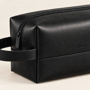 Detail van de leerlook afwerking en rits van de zwarte ALTAIR toilettas